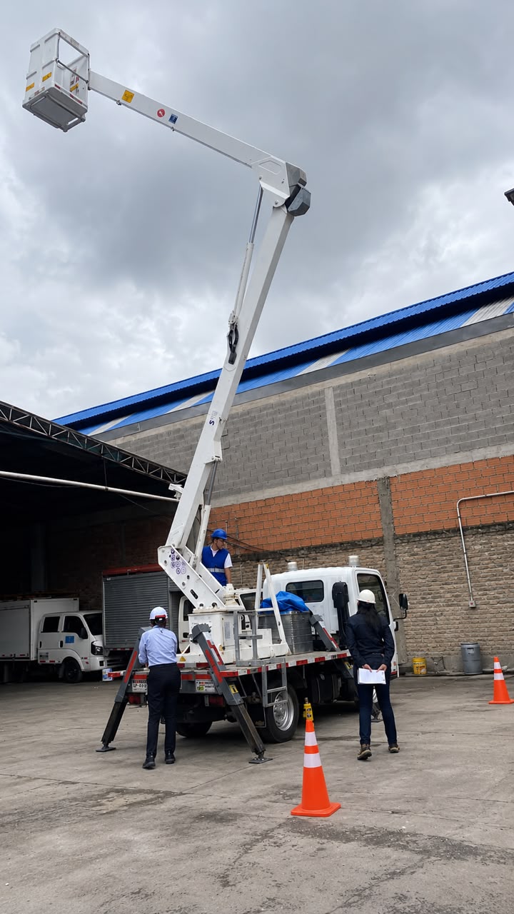 Camión canasta OBRINCOL en instalación