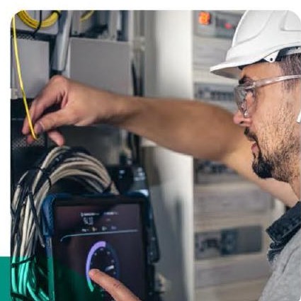 Trabajo de telecomunicaciones y fibra óptica